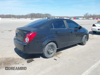 2013 Chevrolet Sonic LS z VIN 1G1JA5SH9D4165120, wystawiony jako IAAI lot #41815014 z przebiegiem 130 250 mil mil oraz . Historia ofert i sprzedaży dostępna na DreamBid. Obrazek 4.