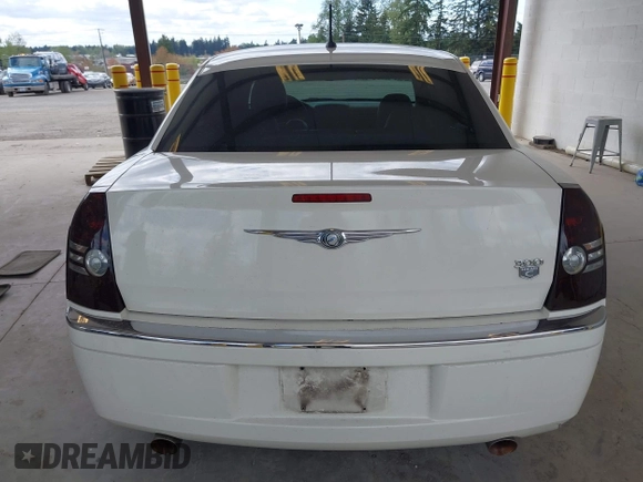 2008 Chrysler 300 C Hemi z VIN 2C3KA63HX8H208103, wystawiony jako IAAI lot #42082674 z przebiegiem 111 025 mil mil oraz . Historia ofert i sprzedaży dostępna na DreamBid. Obrazek 16.