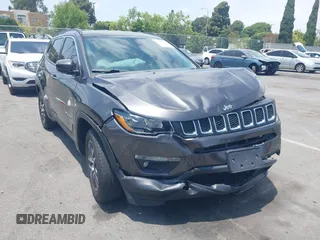 2020 Jeep Compass Latitude z VIN 3C4NJCBBXLT126537, wystawiony jako IAAI lot #42551696 z przebiegiem 38 538 mil mil oraz . Historia ofert i sprzedaży dostępna na DreamBid. Obrazek 1.