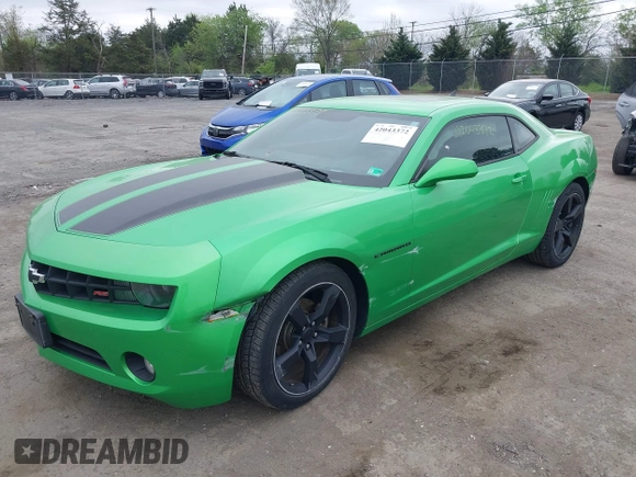 2011 Chevrolet Camaro 2LT z VIN 2G1FC1ED2B9142614, wystawiony jako IAAI lot #42043372 z przebiegiem 143 094 mil mil oraz . Historia ofert i sprzedaży dostępna na DreamBid. Obrazek 17.