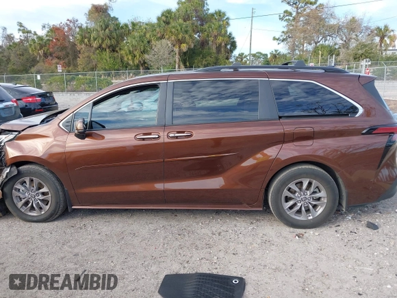 2022 Toyota Sienna XLE with VIN 5TDJRKEC4NS094526, listed as a IAAI auction lot 41399573 with 107,026 mi miles. Bid and sale history available at carsss.com. Image 14.