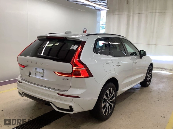2024 Volvo XC60 Plus Dark Theme z VIN YV4L12RL7R1930548, wystawiony jako IAAI lot #42394524 z przebiegiem 3 069 mil mil oraz . Historia ofert i sprzedaży dostępna na DreamBid. Obrazek 9.