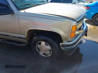 1998 GMC Yukon with VIN 1GKEK13R4WJ725608, listed as a IAAI auction lot 41596559 with 323,141 mi miles. Bid and sale history available at carsss.com. Image 14.