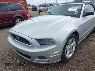 2014 Ford Mustang V6 z VIN 1ZVBP8EM5E5229361, wystawiony jako IAAI lot #42163228 z przebiegiem 199 081 mil mil oraz . Historia ofert i sprzedaży dostępna na DreamBid. Obrazek 6.