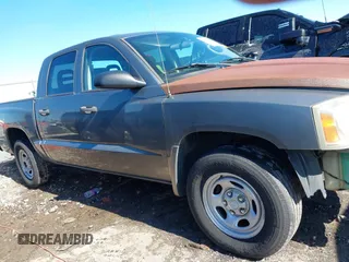 2006 Dodge Dakota ST z VIN 1D7HE28K76S560008, wystawiony jako IAAI lot #42176260 z przebiegiem 199 518 mil mil oraz . Historia ofert i sprzedaży dostępna na DreamBid. Obrazek 14.