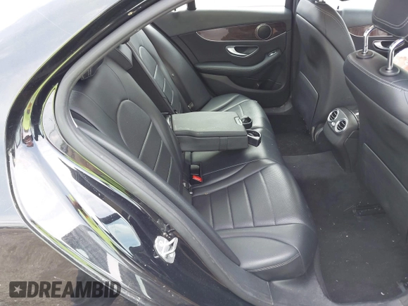 2017 Mercedes-Benz C 300 z VIN 55SWF4KB2HU204406, wystawiony jako IAAI lot #42219682 z przebiegiem 138 399 mil mil oraz . Historia ofert i sprzedaży dostępna na DreamBid. Obrazek 8.