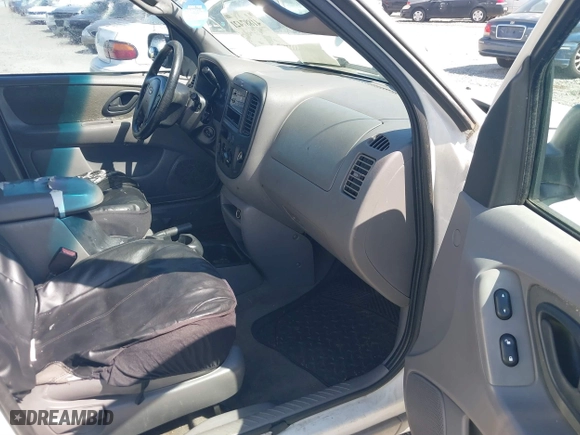 2002 Ford Escape XLT Choice with VIN 1FMYU03162KC30365, listed as a IAAI auction lot 41887421 with 364,136 mi miles. Bid and sale history available at carsss.com. Image 5.
