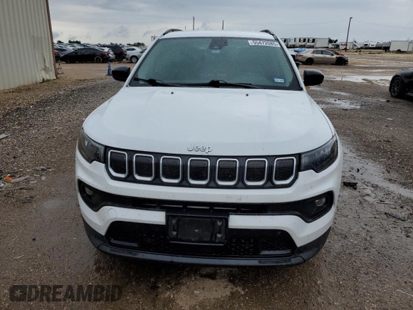2022 Jeep Compass Latitude z VIN 3C4NJDBB4NT118720, wystawiony jako Copart lot #55472085 z przebiegiem 32 372 mil mil oraz Czysty tytuł • Clean title. Historia ofert i sprzedaży dostępna na DreamBid. Obrazek 5.