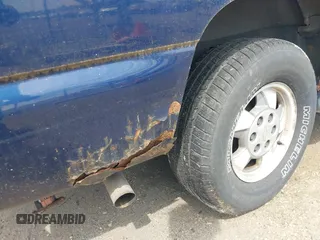 2002 Chevrolet Suburban LT z VIN 1GNFK16Z22J200124, wystawiony jako IAAI lot #42270704 z przebiegiem 218 478 mil mil oraz . Historia ofert i sprzedaży dostępna na DreamBid. Obrazek 13.