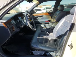 1995 Cadillac Concours z VIN 1G6KF52Y0SU301356, wystawiony jako Copart lot #77372694 z przebiegiem 132 934 mil mil oraz Szkody całkowita. Historia ofert i sprzedaży dostępna na DreamBid. Obrazek 7.