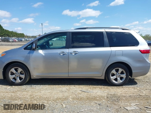 2017 Toyota Sienna LE Auto Access Seat with VIN 5TDKZ3DC4HS842904, listed as a IAAI auction lot 41946642 with 81,012 mi miles. Bid and sale history available at carsss.com. Image 14.