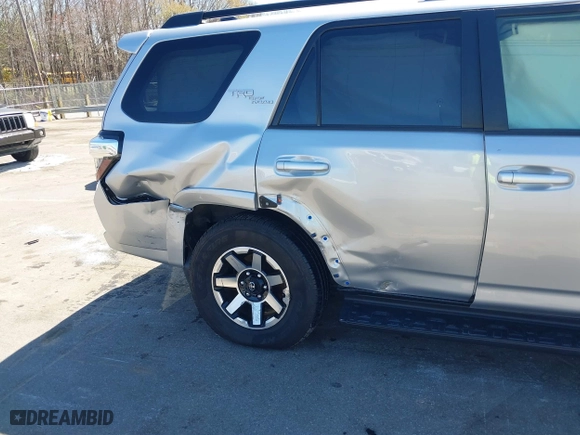 2022 Toyota 4Runner TRD Off Road with VIN JTEPU5JR4N6023357, listed as a IAAI auction lot 41852939 with 46,403 mi miles. Bid and sale history available at carsss.com. Image 6.