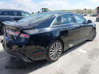 2017 Lincoln MKZ Premiere z VIN 3LN6L5A92HR628287, wystawiony jako IAAI lot #42474344 z przebiegiem 70 010 mil mil oraz . Historia ofert i sprzedaży dostępna na DreamBid. Obrazek 4.