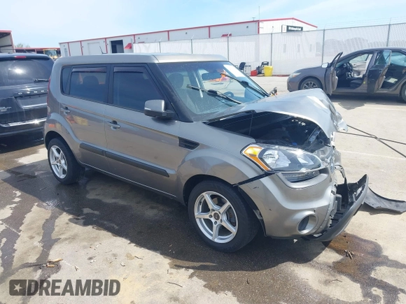 2013 Kia Soul + z VIN KNDJT2A63D7607176, wystawiony jako IAAI lot #42106454 z przebiegiem 130 814 mil mil oraz . Historia ofert i sprzedaży dostępna na DreamBid. Obrazek 1.