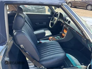 1985 Mercedes-Benz 380 z VIN WDBBA45C0FA019441, wystawiony jako Copart lot #51792005 z przebiegiem 83 718 mil mil oraz Czysty tytuł • Clean title. Historia ofert i sprzedaży dostępna na DreamBid. Obrazek 5.