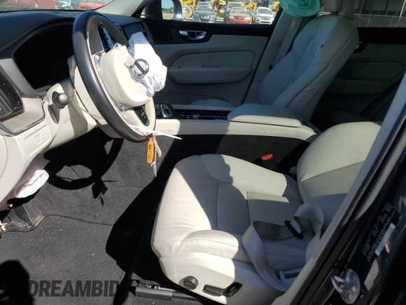 2023 Volvo XC60 Plus Bright Theme z VIN YV4L12RN6P1389037, wystawiony jako Copart lot #48723525 z przebiegiem Nie podano mil oraz Nie do naprawy • Non repairable. Historia ofert i sprzedaży dostępna na DreamBid. Obrazek 7.