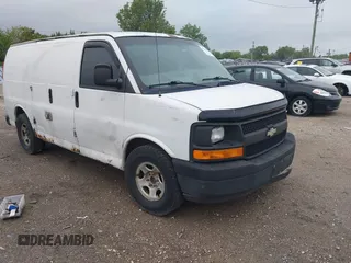 2005 Chevrolet Express Cargo z VIN 1GCFG15XX51241695, wystawiony jako IAAI lot #42256000 z przebiegiem Nie podano mil oraz . Historia ofert i sprzedaży dostępna na DreamBid. Obrazek 1.