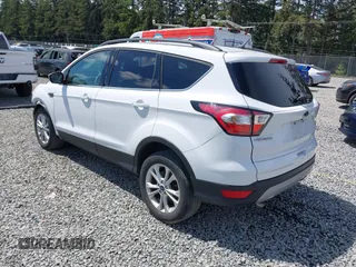 2018 Ford Escape SE z VIN 1FMCU9GD6JUB45046, wystawiony jako IAAI lot #42314262 z przebiegiem 107 962 mil mil oraz . Historia ofert i sprzedaży dostępna na DreamBid. Obrazek 3.