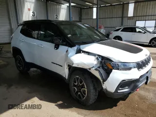 2024 Jeep Compass Trailhawk z VIN 3C4NJDDN1RT144852, wystawiony jako Copart lot #59986935 z przebiegiem 33 629 mil mil oraz Czysty tytuł • Clean title. Historia ofert i sprzedaży dostępna na DreamBid. Obrazek 4.