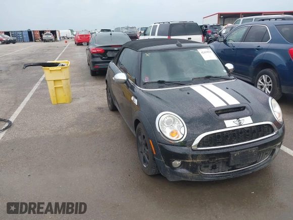 2010 MINI Convertible S z VIN WMWMS3C51ATY51760, wystawiony jako IAAI lot #42419015 z przebiegiem 86 437 mil mil oraz . Historia ofert i sprzedaży dostępna na DreamBid. Obrazek 1.