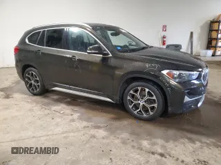 2020 BMW X1 xDrive28i z VIN WBXJG9C09L5P27471, wystawiony jako Copart lot #56573215 z przebiegiem 56 594 mil mil oraz Szkody całkowita. Historia ofert i sprzedaży dostępna na DreamBid. Obrazek 4.
