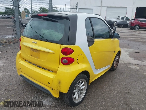 2014 Smart fortwo Pure z VIN WMEEJ3BA0EK738873, wystawiony jako IAAI lot #41993948 z przebiegiem 88 946 mil mil oraz . Historia ofert i sprzedaży dostępna na DreamBid. Obrazek 4.