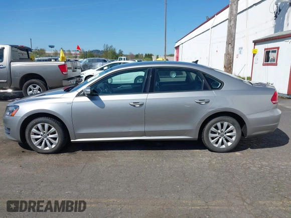 2014 Volkswagen Passat Wolfsburg Edition z VIN 1VWAT7A38EC075514, wystawiony jako IAAI lot #42032834 z przebiegiem 141 015 mil mil oraz . Historia ofert i sprzedaży dostępna na DreamBid. Obrazek 14.