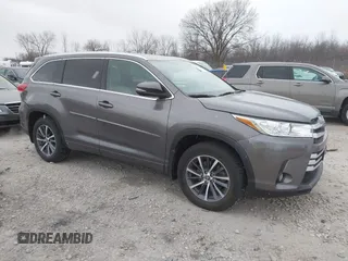 2017 Toyota Highlander XLE z VIN 5TDJZRFH6HS439157, wystawiony jako IAAI lot #41005692 z przebiegiem 50 841 mil mil oraz . Historia ofert i sprzedaży dostępna na DreamBid. Obrazek 1.