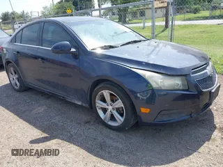 2014 Chevrolet Cruze 2LT z VIN 1G1PE5SB5E7108245, wystawiony jako IAAI lot #42259239 z przebiegiem 148 527 mil mil oraz . Historia ofert i sprzedaży dostępna na DreamBid. Obrazek 1.