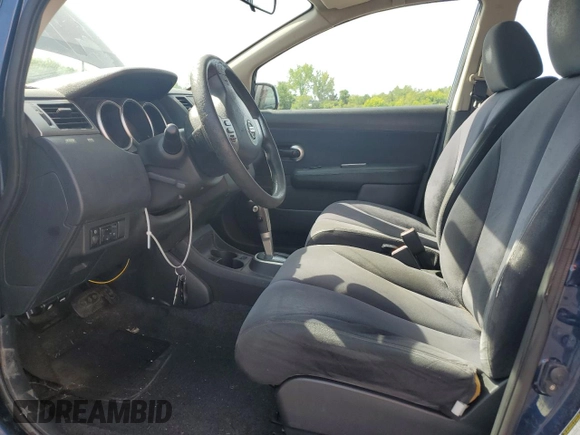2008 Nissan Versa S z VIN 3N1BC13E58L353736, wystawiony jako Copart lot #57838105 z przebiegiem 131 105 mil mil oraz Szkoda całkowita • Salvage title. Historia ofert i sprzedaży dostępna na DreamBid. Obrazek 7.