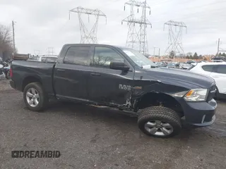 2015 Ram 1500 Express z VIN 1C6RR6KT5FS530184, wystawiony jako IAAI lot #41477710 z przebiegiem 115 336 mil mil oraz . Historia ofert i sprzedaży dostępna na DreamBid. Obrazek 1.