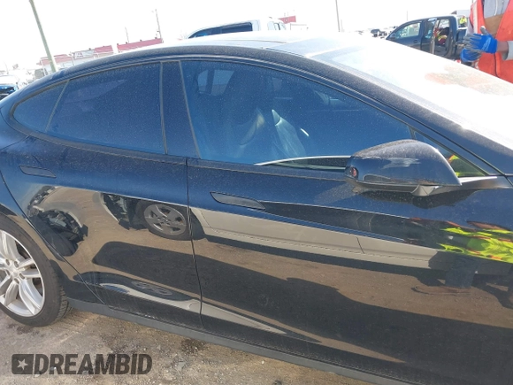2015 Tesla Model S 85D z VIN 5YJSA1E24FF114180, wystawiony jako IAAI lot #41832583 z przebiegiem 152 008 mil mil oraz . Historia ofert i sprzedaży dostępna na DreamBid. Obrazek 13.