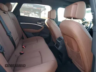 2024 Audi Q8 e-tron Premium Plus z VIN WA15AAGE3RB031412, wystawiony jako Copart lot #71624414 z przebiegiem 6000 mil mil oraz Szkody całkowita. Historia ofert i sprzedaży dostępna na DreamBid. Obrazek 11.