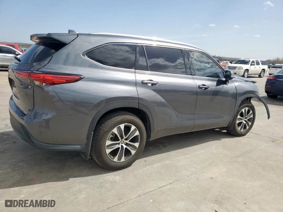 2020 Toyota Highlander XLE with VIN 5TDGZRAH7LS013584, listed as a Copart auction lot 47637525 with 34,100 mi miles and Salvage Title. Bid and sale history available at carsss.com. Image 3.