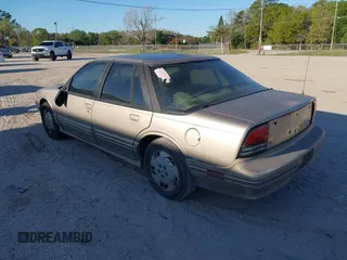 1997 Oldsmobile Cutlass Supreme S z VIN 1G3WH52MXVF314579, wystawiony jako IAAI lot #41755336 z przebiegiem 145 916 mil mil oraz . Historia ofert i sprzedaży dostępna na DreamBid. Obrazek 3.