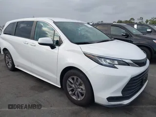 2022 Toyota Sienna LE z VIN 5TDKRKEC9NS122406, wystawiony jako IAAI lot #42536372 z przebiegiem 98 317 mil mil oraz . Historia ofert i sprzedaży dostępna na DreamBid. Obrazek 1.