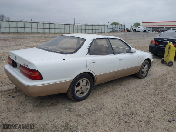 1996 Lexus ES 300 with VIN JT8BF12G6T0148230, listed as a IAAI auction lot 38985805 with 296,043 mi miles. Bid and sale history available at carsss.com. Image 4.