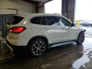 2020 BMW X1 xDrive28i z VIN WBXJG9C09L5P27695, wystawiony jako Copart lot #57039795 z przebiegiem 53 242 mil mil oraz Szkoda całkowita • Salvage title. Historia ofert i sprzedaży dostępna na DreamBid. Obrazek 3.