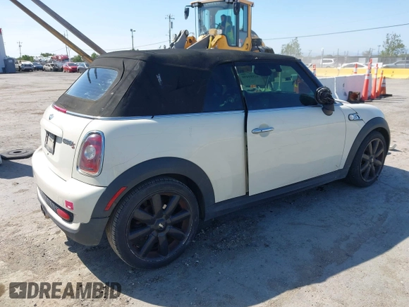 2010 MINI Convertible S z VIN WMWMS3C59ATY09465, wystawiony jako IAAI lot #42180490 z przebiegiem 112 343 mil mil oraz . Historia ofert i sprzedaży dostępna na DreamBid. Obrazek 4.