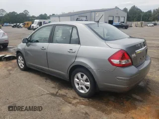 2007 Nissan Versa SL z VIN 3N1BC11E57L416352, wystawiony jako Copart lot #56119895 z przebiegiem 134 958 mil mil oraz Szkoda całkowita • Salvage title. Historia ofert i sprzedaży dostępna na DreamBid. Obrazek 2.