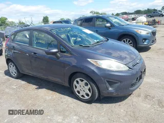 2013 Ford Fiesta S z VIN 3FADP4TJ9DM140744, wystawiony jako IAAI lot #42319921 z przebiegiem 95 812 mil mil oraz . Historia ofert i sprzedaży dostępna na DreamBid. Obrazek 1.