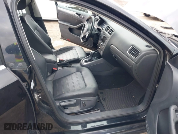 2014 Volkswagen Jetta SEL z VIN 3VWL17AJ3EM379295, wystawiony jako IAAI lot #41897734 z przebiegiem 124 344 mil mil oraz . Historia ofert i sprzedaży dostępna na DreamBid. Obrazek 5.