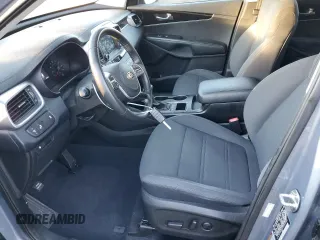 2019 Kia Sorento LX z VIN 5XYPG4A57KG599259, wystawiony jako Copart lot #83799344 z przebiegiem 86 092 mil mil oraz Czysty tytuł • Clean title. Historia ofert i sprzedaży dostępna na DreamBid. Obrazek 7.