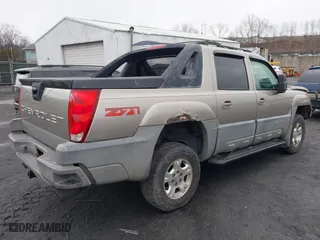 2002 Chevrolet Avalanche with VIN 3GNEK13T82G322323, listed as a IAAI auction lot 41725728 with 225,931 mi miles. Bid and sale history available at carsss.com. Image 4.