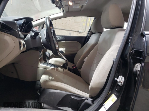 2014 Ford Fiesta SE z VIN 3FADP4EJ7EM145326, wystawiony jako Copart lot #62030855 z przebiegiem 83 625 mil mil oraz Czysty tytuł • Clean title. Historia ofert i sprzedaży dostępna na DreamBid. Obrazek 7.