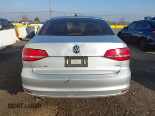 2015 Volkswagen Jetta SE z VIN 3VWD17AJ6FM257858, wystawiony jako IAAI lot #41007963 z przebiegiem 165 064 mil mil oraz . Historia ofert i sprzedaży dostępna na DreamBid. Obrazek 16.