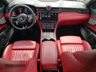 2023 Maserati Grecale Modena z VIN ZN682AVM9P7427417, wystawiony jako Copart lot #51734044 z przebiegiem 14 605 mil mil oraz . Historia ofert i sprzedaży dostępna na DreamBid. Obrazek 8.