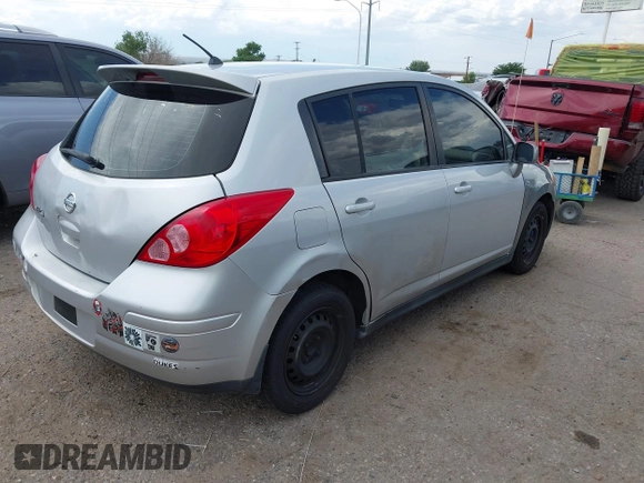 2009 Nissan Versa S z VIN 3N1BC13E39L368169, wystawiony jako IAAI lot #42465712 z przebiegiem 208 652 mil mil oraz . Historia ofert i sprzedaży dostępna na DreamBid. Obrazek 4.