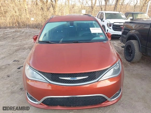 2018 Chrysler Pacifica Touring L with VIN 2C4RC1BG6JR294073, listed as a IAAI auction lot 41800826 with 88,888 mi miles. Bid and sale history available at carsss.com. Image 12.