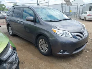 2016 Toyota Sienna XLE z VIN 5TDYK3DC8GS701735, wystawiony jako IAAI lot #42329261 z przebiegiem 161 544 mil mil oraz . Historia ofert i sprzedaży dostępna na DreamBid. Obrazek 1.